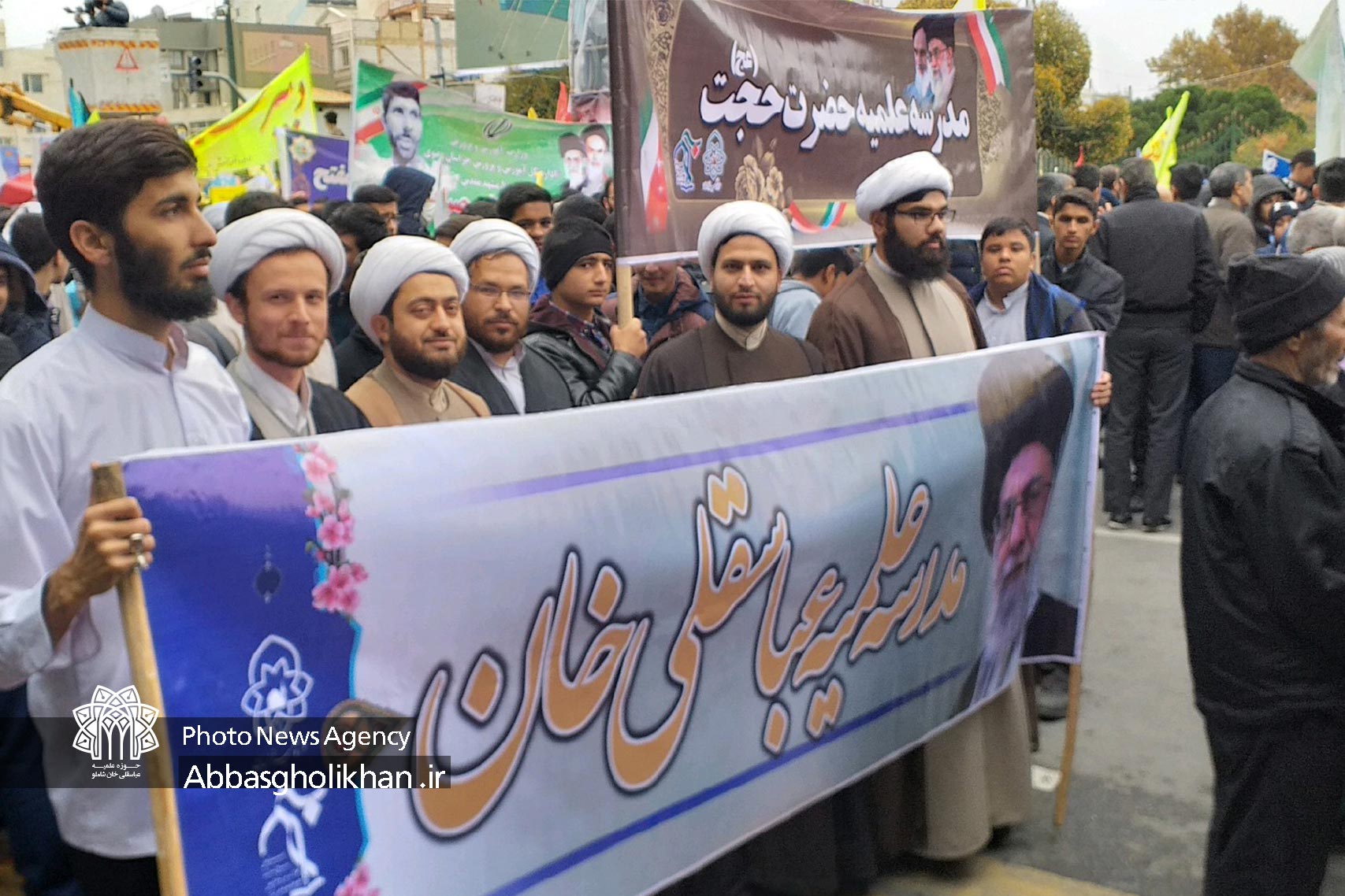 حضور طلاب حوزه علمیه عباسقلی خان در راهپیمایی استکبار ستیز ۱۳ آبان